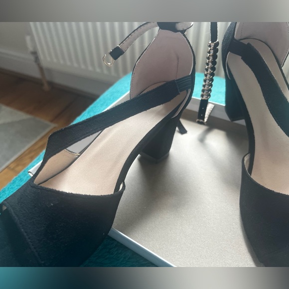 Minimalist Chunky Heeled Ankle Strap Sandals, Black Faux , open toe - Picture 4 of 6